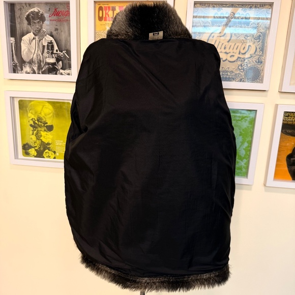 Vintage Black White Faux Fur Coat — Plush & Oversized - Picture 10 of 12